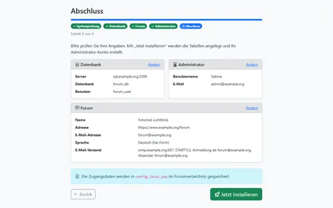 Letzter Installationsschritt mit Zusammenfassung von Datenbank, Administratorkonto, Forumsadresse, Sprache und SMTP-Versand
